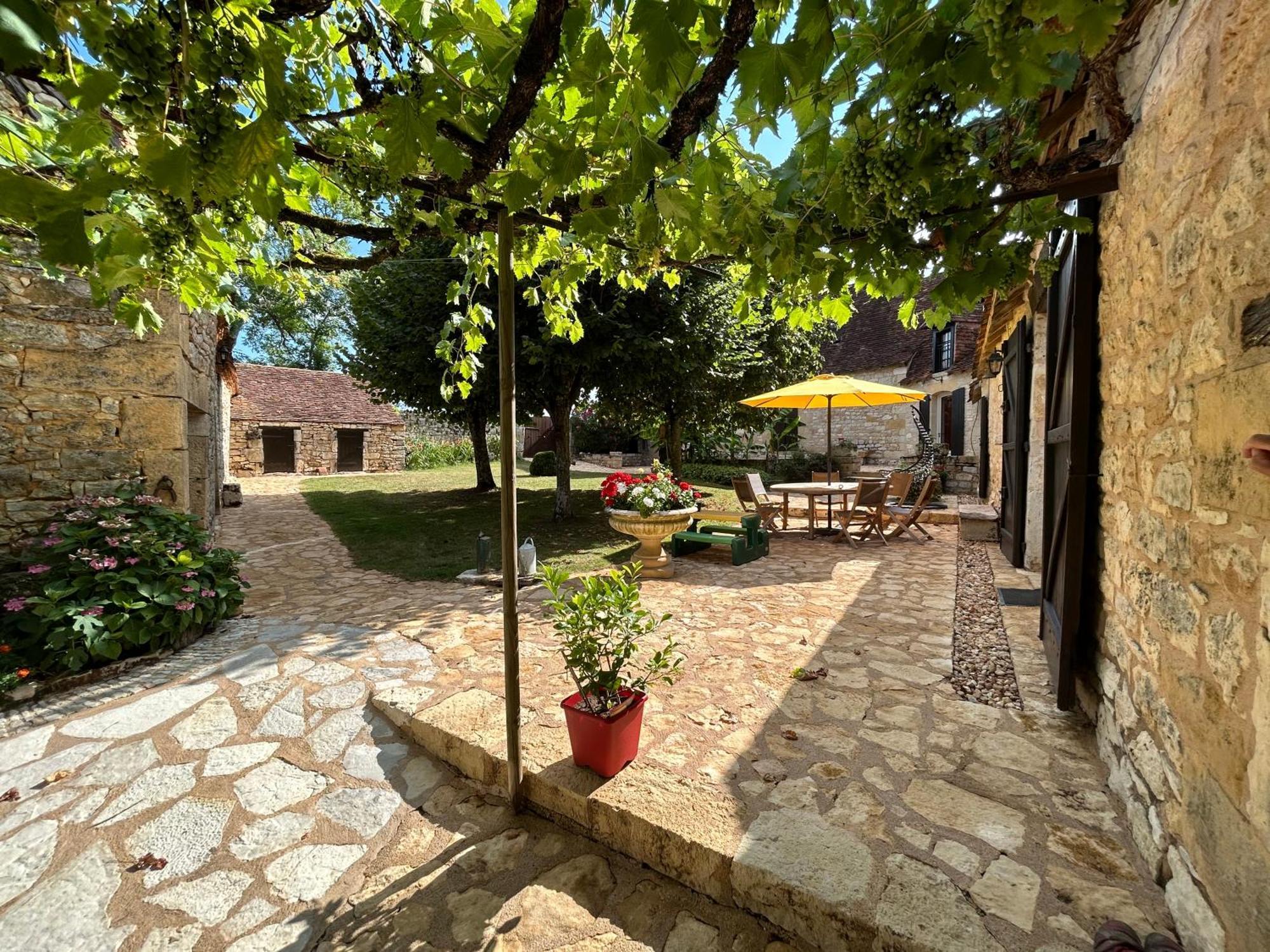 Demeure Du Vallon - Chambres D'Hotes De Charme Azerat Exterior photo